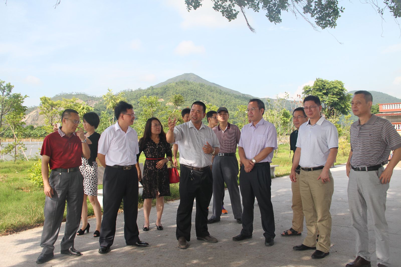 支光南(右四),温金荣(右二),蔡向东(右一)一行考察梅陇农场澳山新村